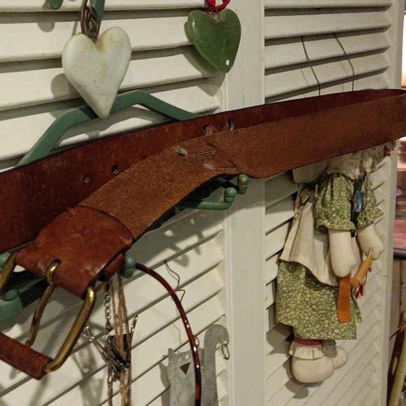 Woman's leather belt.. beautiful belt been sitting in my closet..to small for me - Picture 16 of 16
